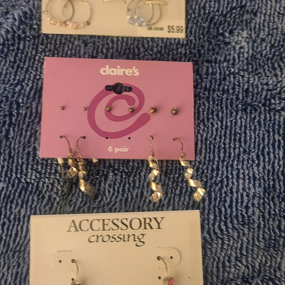 Costume earrings - Picture 1 of 1